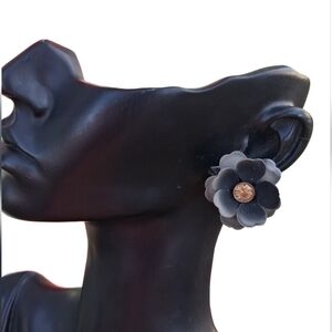 🌸 Vintage Black/Grey Matte Flower Clip-On Earrings w/ Amber Crystal